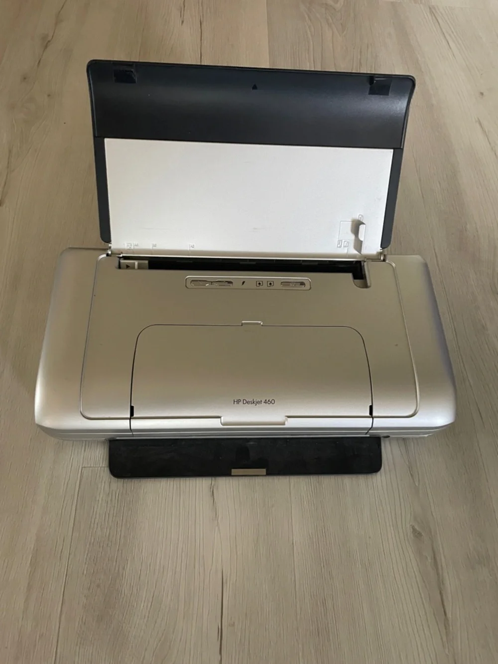 HP Deskjet 460 Portable Printer in Black and Silver with Accessories